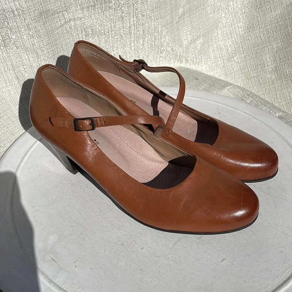 Umberto Raffini Norine Caramel Mary Janes Pump Sz 39/8